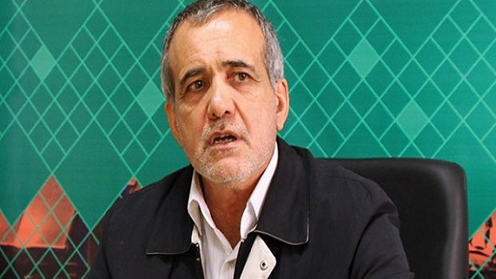 پزشکیان در مجلس: اصل ۱۵ اجرا شود ''نمی توانیم در مدرسه به زبان خود حرف بزنیم و بنویسیم''