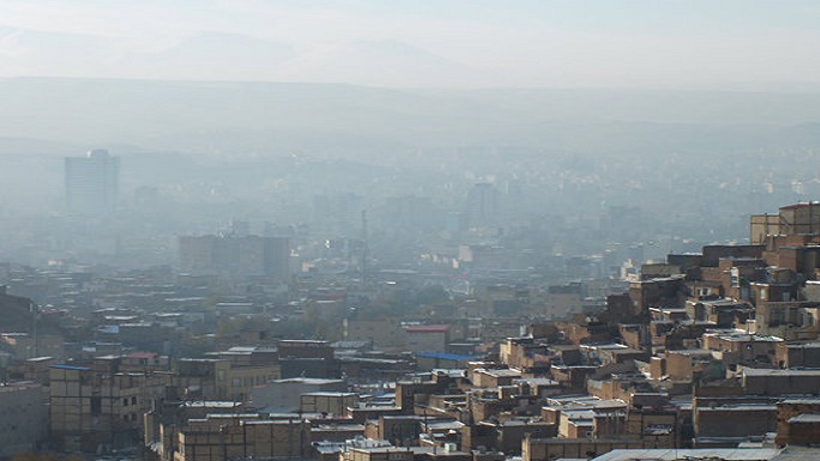 ناوگان حمل‌ونقل عمومی و سوخت مازوت نیروگاه‌ها عامل اصلی آلودگی هوا در تبریز