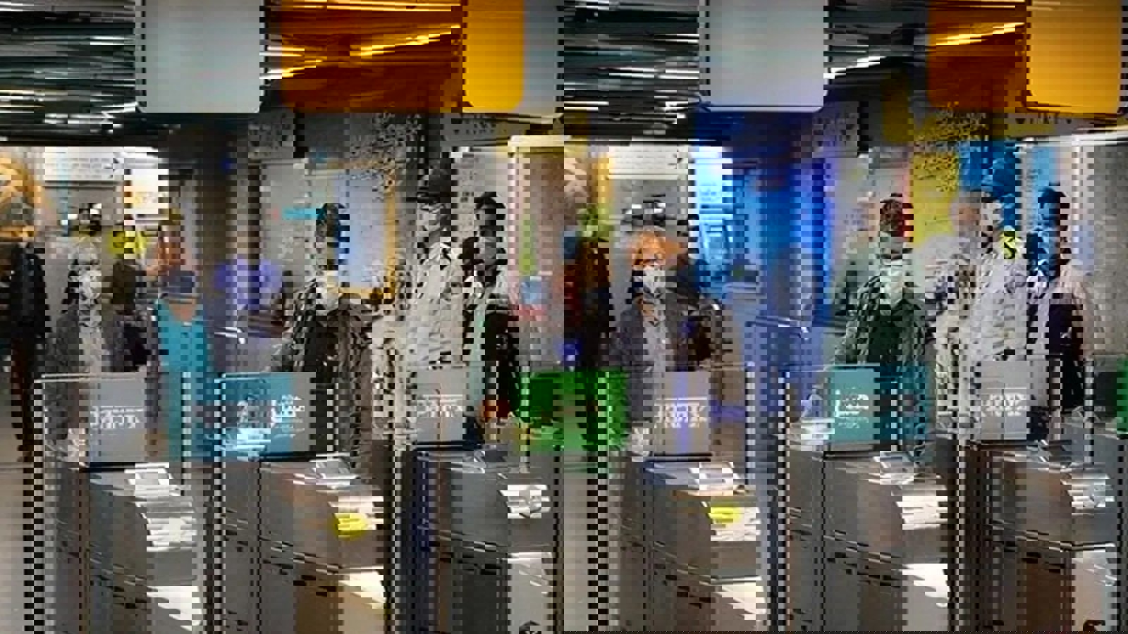 چک کردن تصادفی گوشی های همراه شهروندان توسط پلیس در ایران