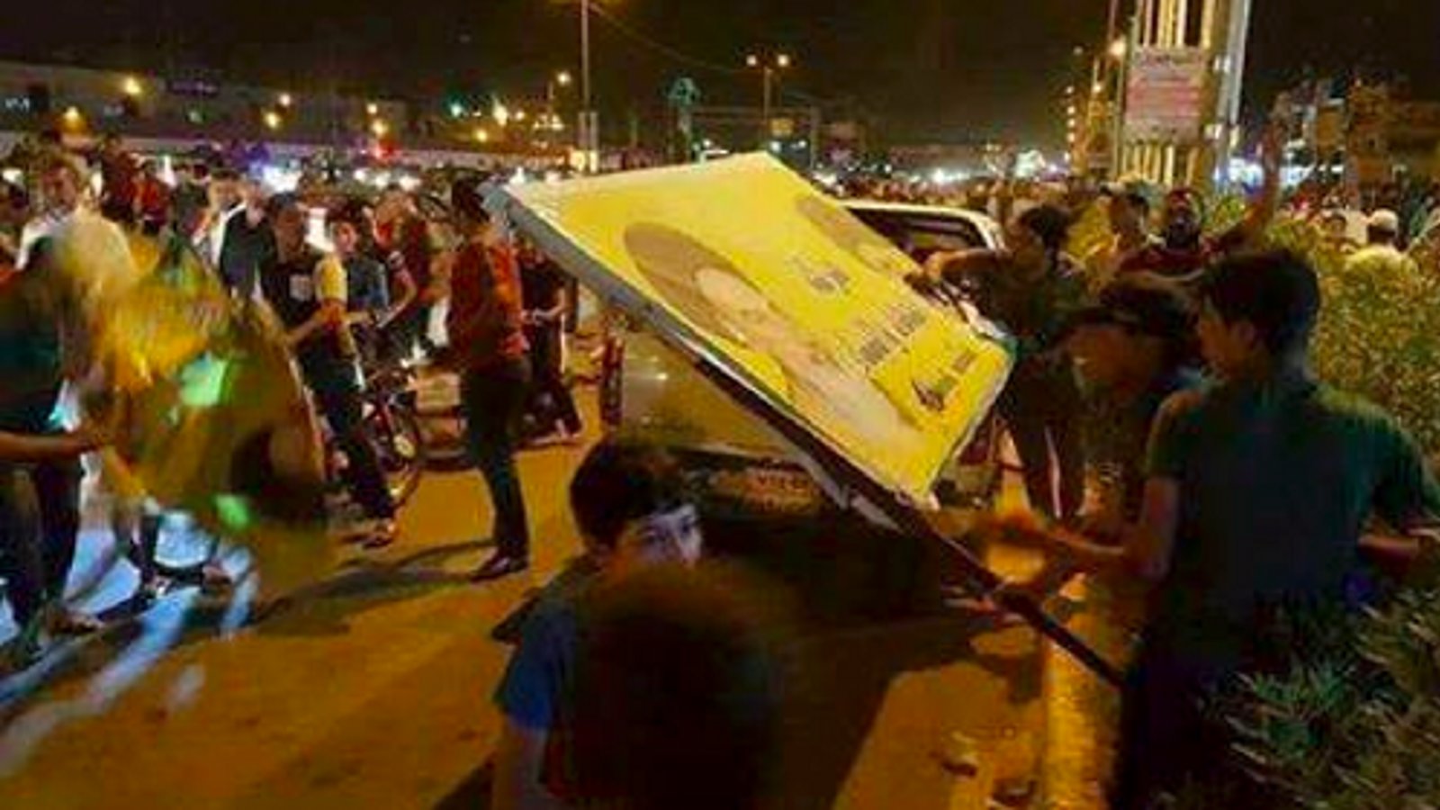 به زیر کشیده شدن عکس‌های خمینی و خامنه‌ای در شهرهای جنوبی و شیعه نشین عراق