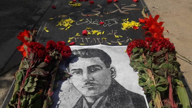 اهدا دسته‌گل و ادای احترام به رهبران فرقه دمکرات آزربایجان - تصاویر