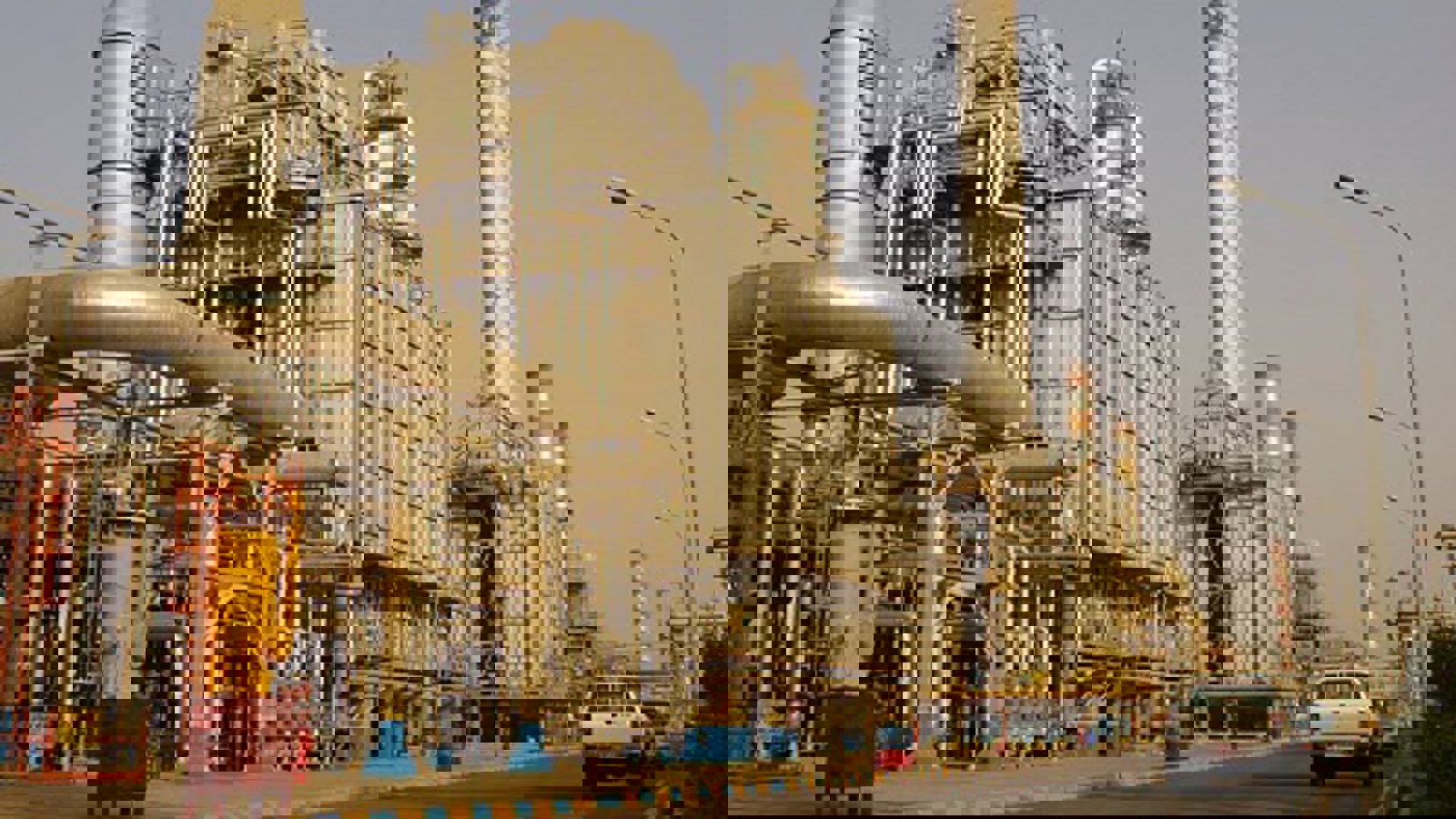 اخراج ۵۰ مهندس و کارمند عرب اهوازی و جایگزینی آنها با نیروهای غیربومی در پالایشگاه آبادان