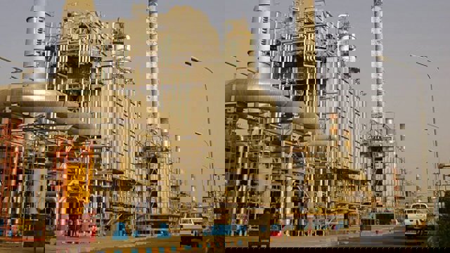 اخراج ۵۰ مهندس و کارمند عرب اهوازی و جایگزینی آنها با نیروهای غیربومی در پالایشگاه آبادان