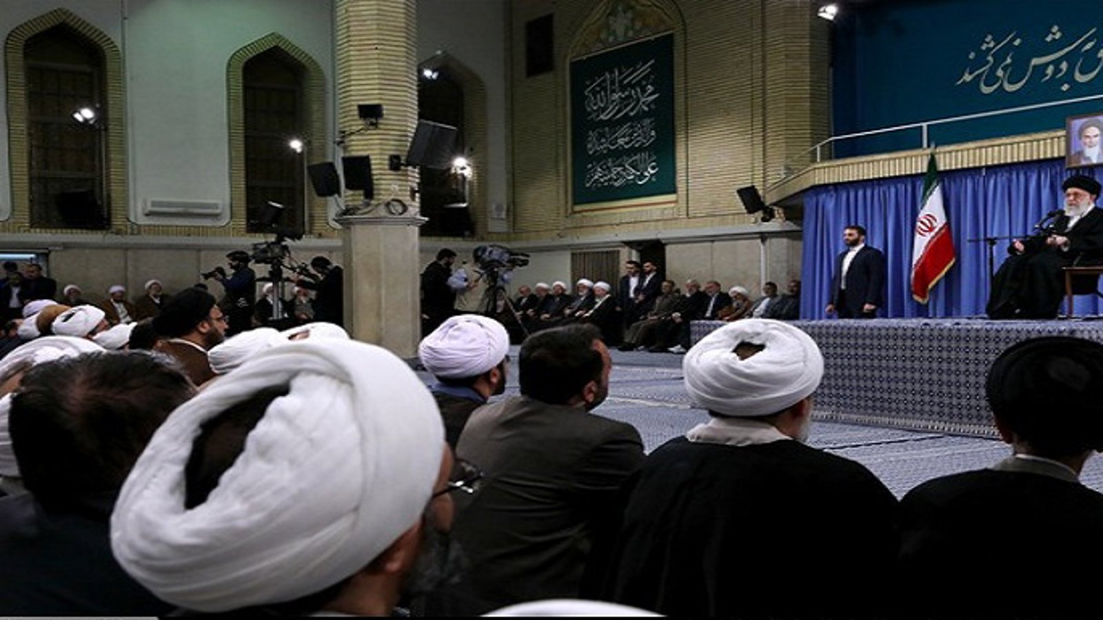 رهبر ایران: محافل انگلیسی برای تجزیه ایران و منطقه نقشه میکشند