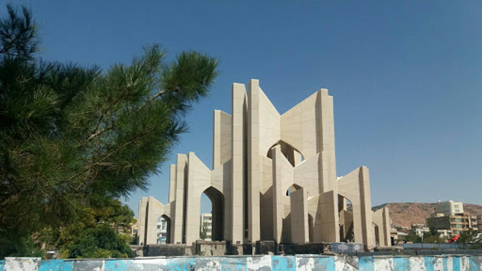 در مقبره الشعرای تبریز چه میگذرد؟