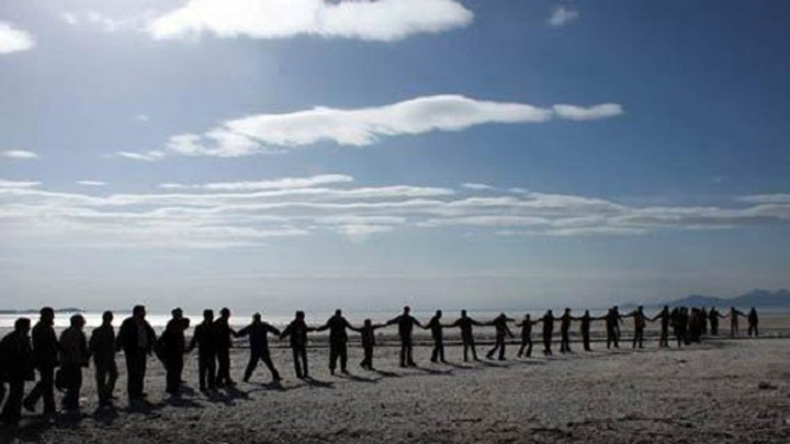 تشکیل زنجیره انسانی در حمایت از دریاچه اورمیه + تصاویر