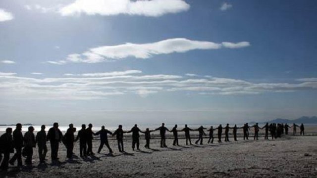 تشکیل زنجیره انسانی در حمایت از دریاچه اورمیه + تصاویر