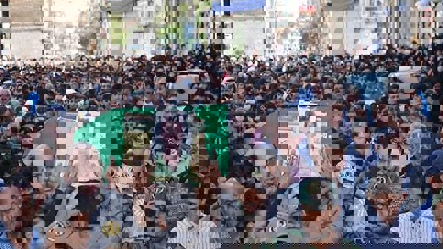 ایران به خانواده‌ شبه‌نظامیان شیعه کشته شده در سوریه تابعیت می‌دهد