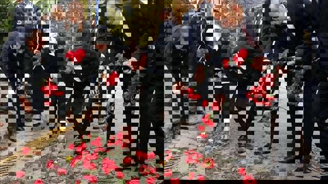 گل میخک برای قربانیان تروریسم در آنکارا