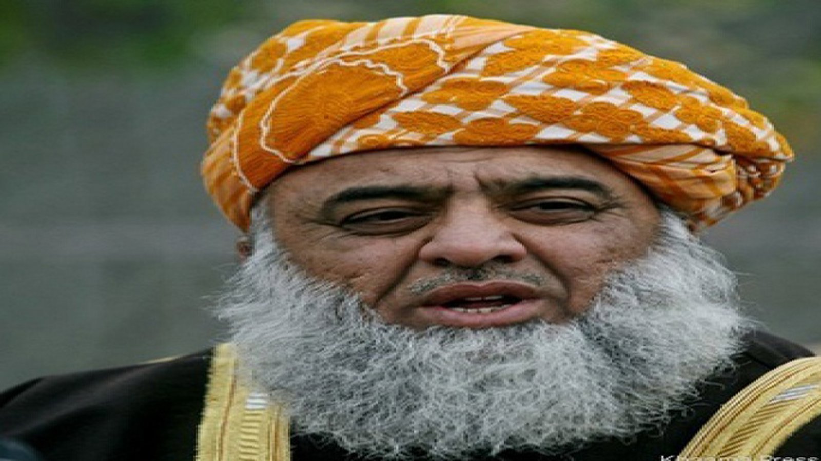 احضار و بازداشت یک امام جمعە سنی مذهب به دلیل مخالفت با جنگ سوریه