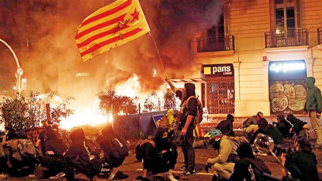 اعتراض هواداران استقلال کاتالونیا به بازداشت رهبران استقلال‌طلب