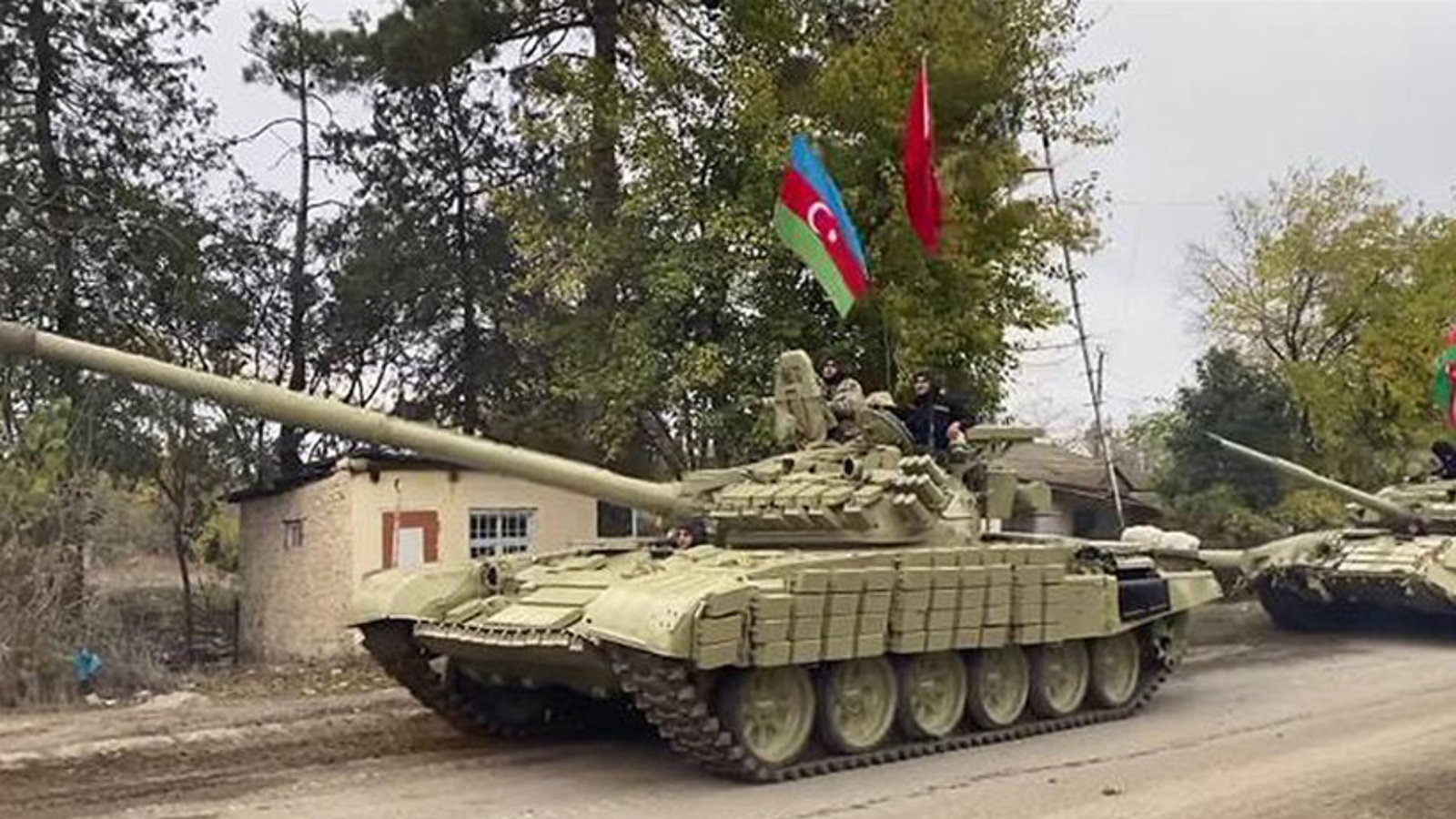 ارتش آزربایجان با پرچم‌های آزربایجان و ترکیه وارد آغدام شد