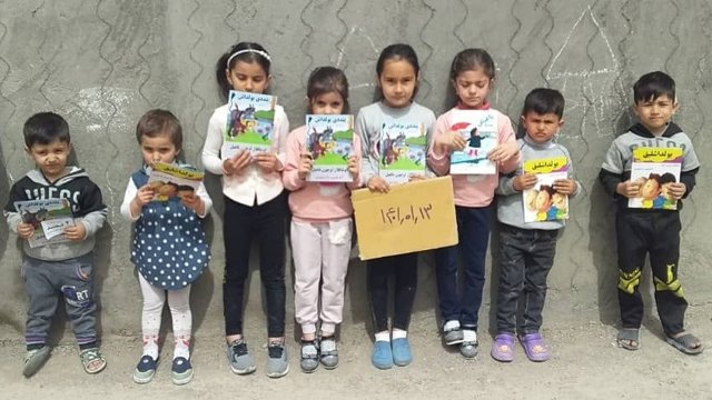 اهدای کتاب های تورکی در اعتراض به نسل کشی فرهنگی ملل غیر فارس در ایران