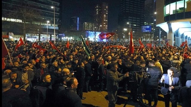بحران در روابط تورکیه-هلند؛ خیابانهای هلند مملو از معترضین تورک ساکن در اروپا