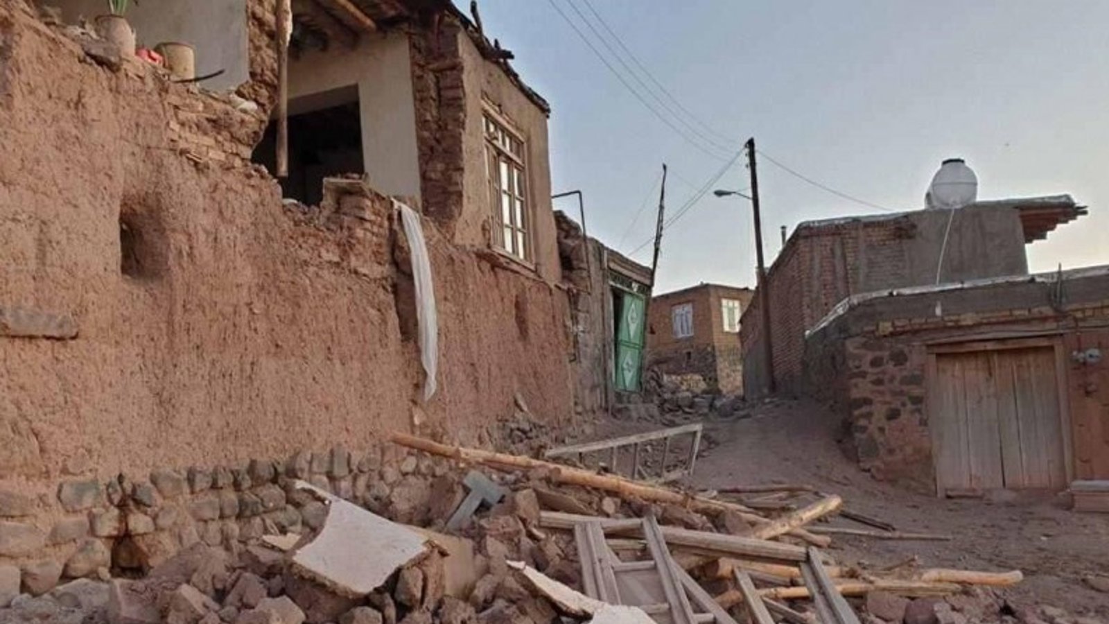 ۶۳۴ مصدوم و ۶ کشته در زلزله آزربایجان