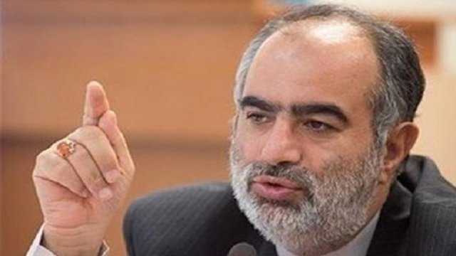 مشاور روحانی: کاندیداها باید مثل سگ از مجری مناظرات بترسند