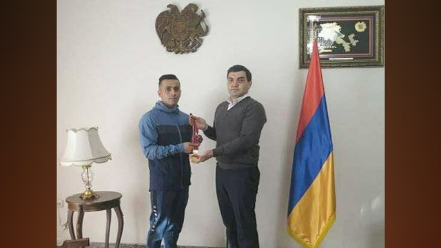 اهدای مدال توسط ورزشکار ایرانی به نظامیان اشغالگر ارمنی