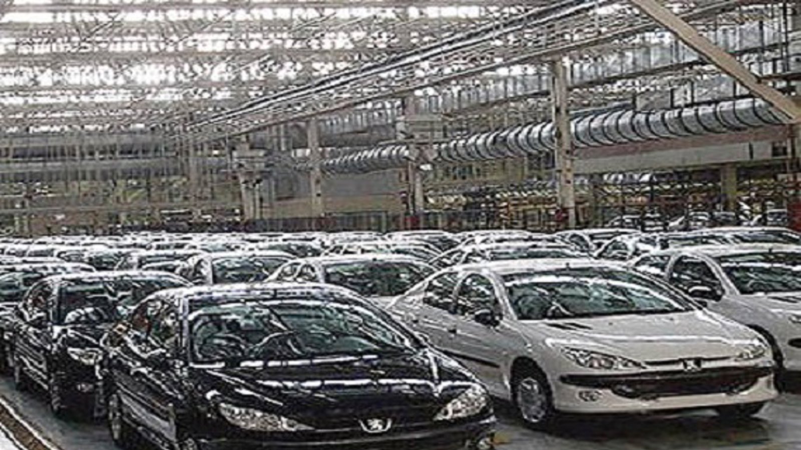 ایران‌ خودرو مجبور به کاهش تولید شد