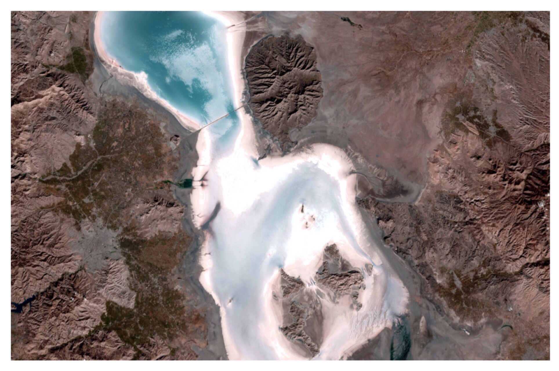 نزدیک به ٦ درصد از کل دریاچه اورميه باقی مانده است (+آخرین تصویر ماهواره ای)