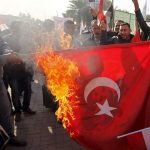 آتش زدن پرچم ترکیه توسط هواداران جمهوری اسلامی ایران