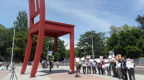 گزارش “جمعیت دفاع از حقوق بشر در آزربایجان ـ ارک” از تظاهرات آرام آزربایجانی ها در مقابل مقر سازمان ملل متحد در ژنو + تصاویر