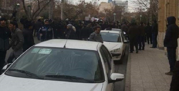 تجمع غیر قانونی در مقابل کنسولگری تورکیه در مشهد