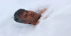 مرد یخی آزربایجان زیر سرمای منفی ۱۵درجه