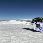 ورزشکار آزربایجانی برای همدری با سیل‌زدگان آزربایجان قله کوه توچال را فتح کرد