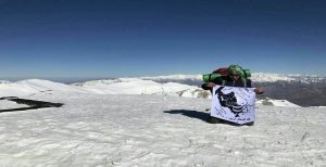 ورزشکار آزربایجانی برای همدری با سیل‌زدگان آزربایجان قله کوه توچال را فتح کرد