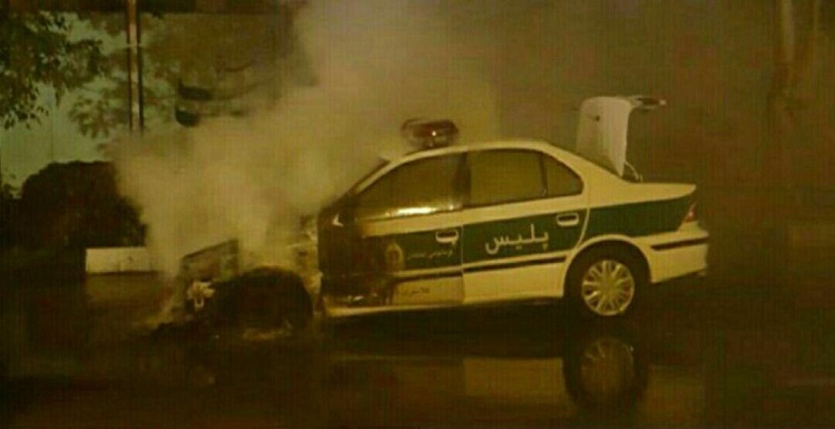 آتش سوزی خودروی پلیس در تبریز