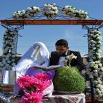 مراسم ازدواج زوج اهل آزربایجان جنوبی در کنار اثر تاریخی در حال تخریب میانه