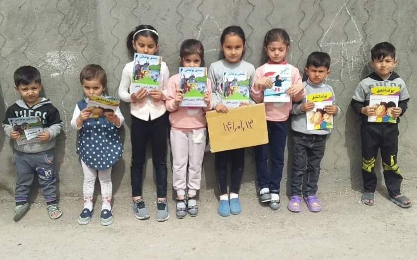 اهدای کتاب های تورکی در اعتراض به نسل کشی فرهنگی ملل غیر فارس در ایران