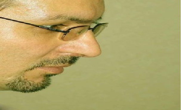 تمامت‌خواهی‌ها سیاست را ناممکن می‌کند-ایواز طاها