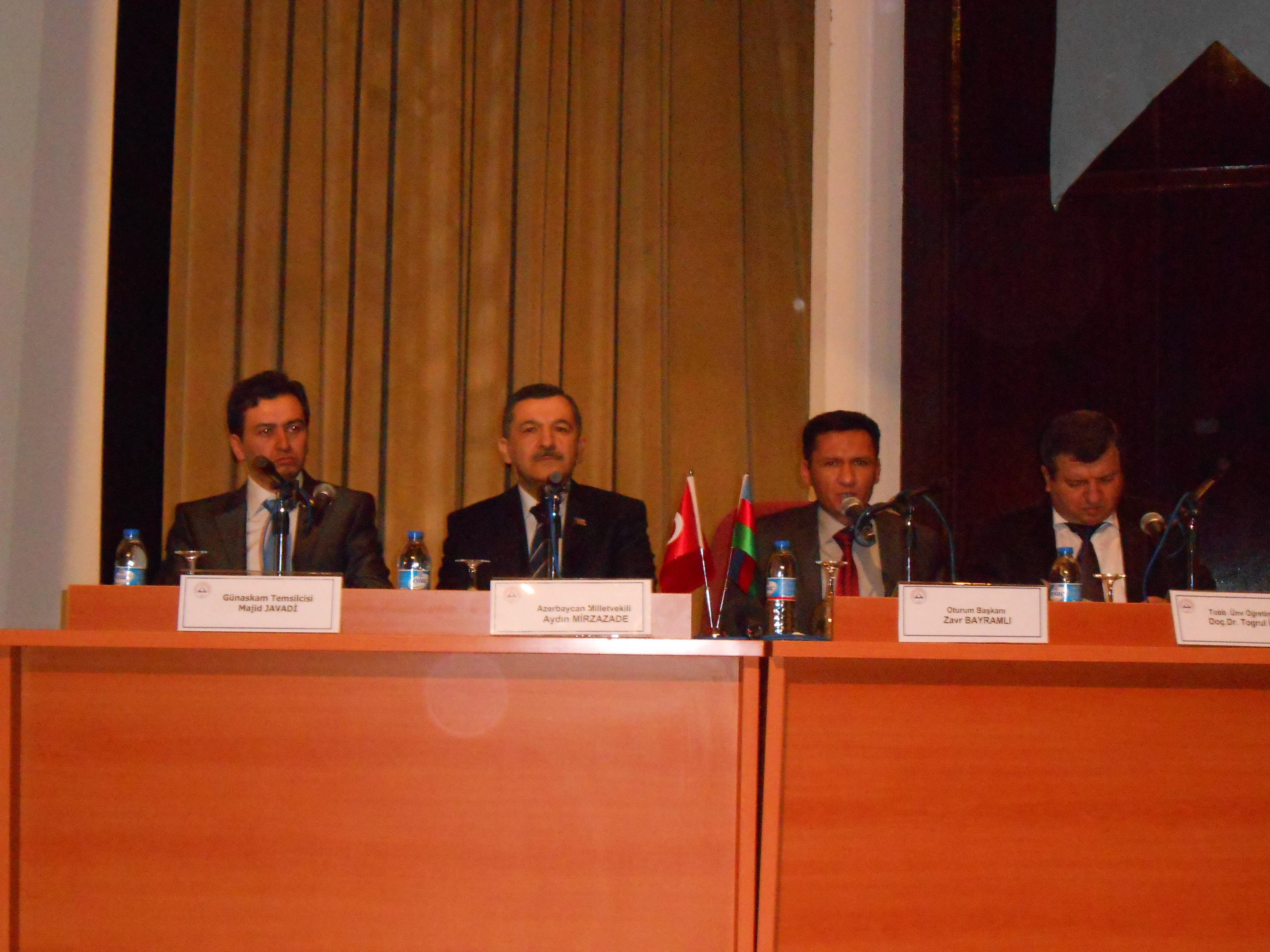 گزارش “آرازنیوز” از برگزاری کنفرانس “نسل کشی خوجالی” در دانشگاه “اَرجییئس” ترکیه و سخنرانی آقای “مجید جوادی” (تصاویر)