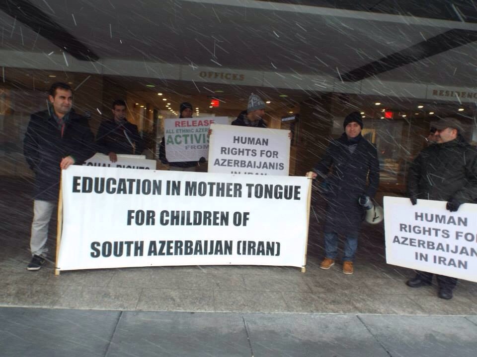 دونياليق آنا ديلى گونو و سون توتوقلامالار ايله باغلى واشنگتوندا اعتراض آكسياسى گئچيريلدى- شكيل لر