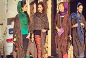 نیروی انتظامی ایران با مانتوهای شیشه‌ای برخورد می‌کند