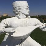 رونمایی از تندیس «آشیق» در پارک ائللرباغی اورمیه
