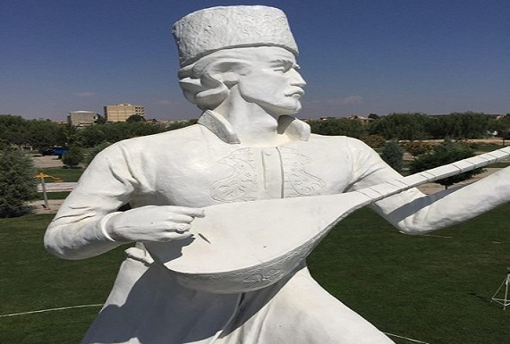 رونمایی از تندیس «آشیق» در پارک ائللرباغی اورمیه