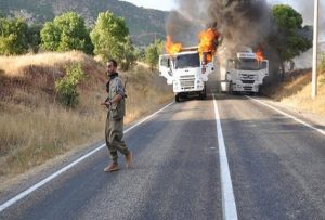 ۱۰ کامیون و اتوبوس ایرانی توسط تروریستهای پ ک ک در ترکیه آتش زده شدند