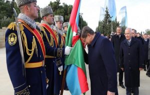بوسه‌ نخست وزیر ترکیه بر پرچم آزربایجان