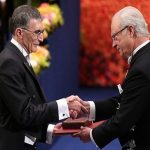 ”عزیز سانجار” دانشمند تورک جایزه نوبل شیمی را از پادشاه سوئد دریافت کرد+ تصاویر