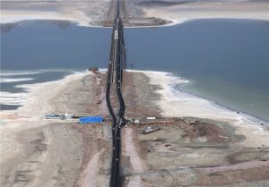 پل میانگذر دریاچه اورمیه سدی در میان دریاچه