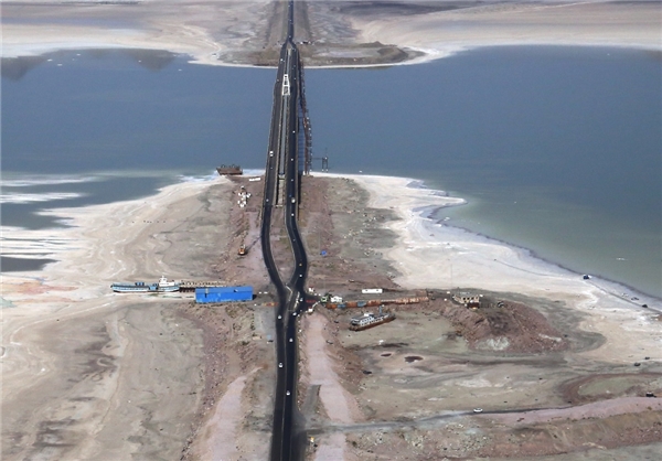 پل میانگذر دریاچه اورمیه سدی در میان دریاچه