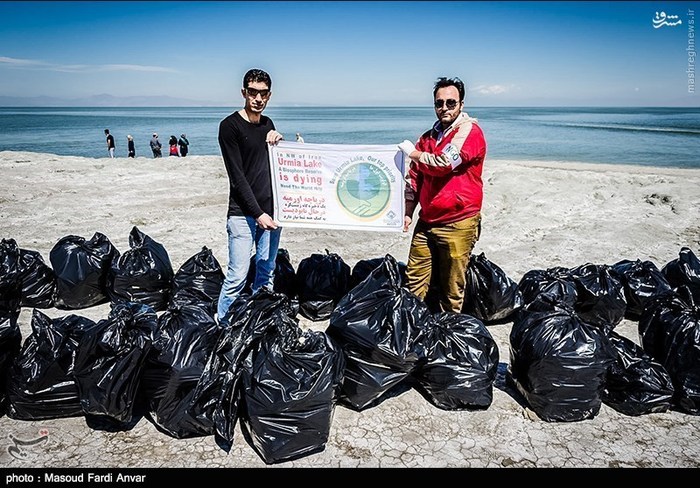 مردم زباله های اطراف پل میانگذر دریاچه را پاکسازی کردند
