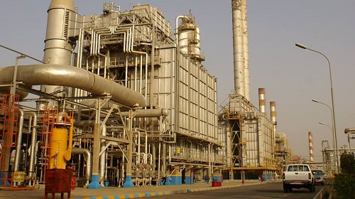 اخراج ۵۰ مهندس و کارمند عرب اهوازی و جایگزینی آنها با نیروهای غیربومی در پالایشگاه آبادان