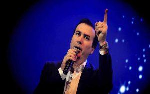 بی حرمتی و توهین رحیم شهریاری به یکی از طرفدارانش در کنسرت مشکین‌شهر