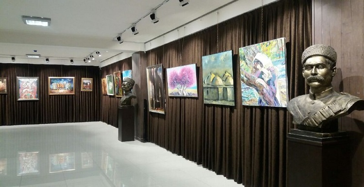 گزارش تصویری از نمایشگاه آثار نقاشی هنرمندان آزربایجان شمالی در تبریز