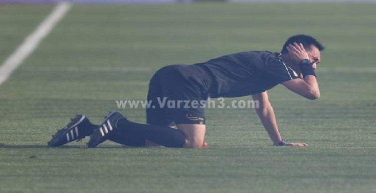 زدن ترقه برسر داور بازی ایران و چین توسط تماشاگران ایرانی! + تصاویر