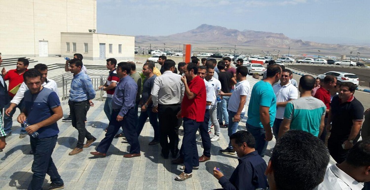 تعطیلی و تجمع جمعی از بازاریان جلفا در ساختمان مدیریت سازمان منطقه آزاد آراز