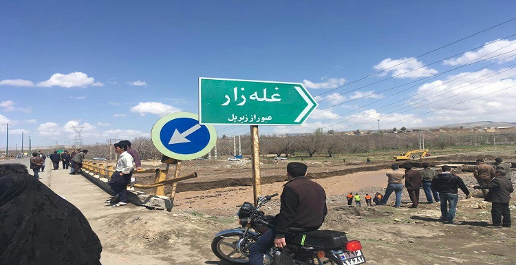 مردم سلفی نمی‌گرفتند؛ از جاده وزارت راه‌سازی ساخته ایران عبور می‌کردند!